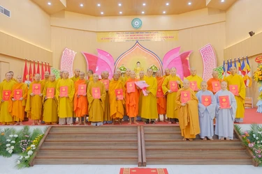 Chư tôn đức Ban Tăng sự GHPGVN tỉnh An Giang nhận quyết định chuẩn y nhân sự