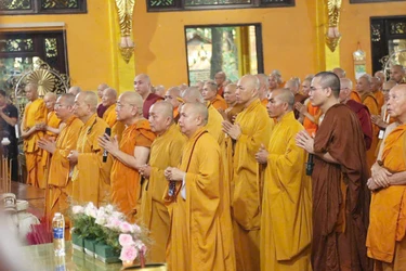 Chư tôn đức thực hiện nghi thức lễ Tam bảo