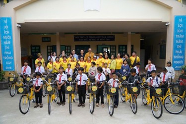 Đoàn trao 30 chiếc xe đạp đến học sinh Trường Trung học Cơ sở Khánh Vĩnh - Ảnh: T.N