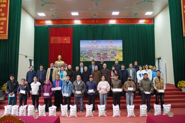 Đoàn trao quà Tết đến bà con nghèo xã Nhân Nghĩa, tỉnh Phú Thọ