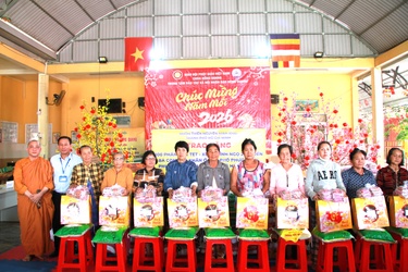 Chùa Hồng Quang trao quà Tết đến bà con nghèo
