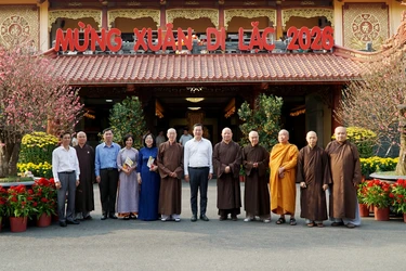 Phái đoàn lãnh đạo Thành ủy TP.HCM chụp ảnh lưu niệm cùng chư tôn đức Ban Thường trực Ban Trị sự TP.HCM, tại Việt Nam Quốc Tự - Ảnh: H.Diệu/BGN