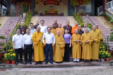 Phái đoàn lãnh đạo Thành phố chụp ảnh lưu niệm tại thiền viện Quảng Đức - Ảnh: Bảo Toàn/BGN