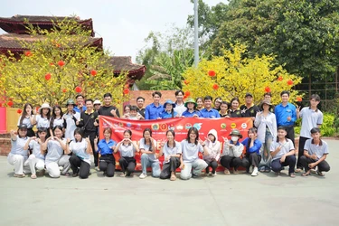 Các bạn trẻ hoạt động ở Trạm tiếp sức nghĩa tình