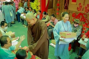 Đại đức Thích Minh Ân trao quà đến người khiếm thị