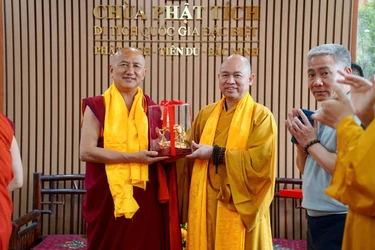 Ngài Phó Pháp chủ Leyshog Lopen Sangay Dorji Rinpoche trao quà lưu niệm đến Thượng tọa Thích Đức Thiện