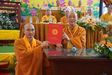 Hòa thượng Thích Bảo Nghiêm trao Bằng tốt nghiệp Lớp đào tạo Giảng sư, do Ban Hoằng pháp T.Ư tổ chức