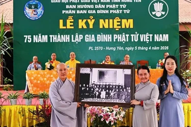 Cư sĩ Diệu Nhân trao ảnh Bác Hồ lưu niệm đến Gia đình Phật tử tỉnh Hưng Yên
