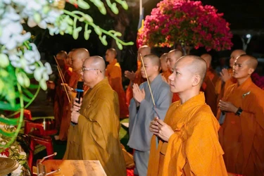 Chư tôn đức dâng hương tại Quán Âm Phật Đài