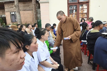 Thượng tọa Thích Thiện Thông trao quà đến bà con khó khăn, tại điểm chùa Thanh Sơn