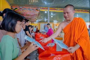 Đại đức Châu Hoài Thái trao quà đến các em học sinh - Ảnh: Đăng Huy