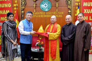 Thượng tọa Thích Đức Thiện tiếp ông Đại sứ Đặc mệnh toàn quyền Cộng hòa Ấn Độ tại Việt Nam