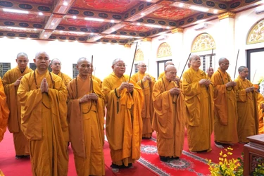 Chư tôn đức lãnh đạo Giáo hội thành kính dâng hương tưởng niệm Trưởng lão Hòa thượng Thích Thanh Dục