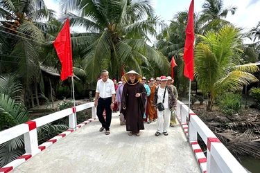 Đoàn từ thiện khánh thành cầu bê-tông tại ấp Phú Đông 1, xã An Định, tỉnh Vĩnh Long