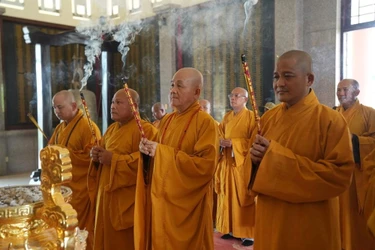 Chư tôn đức Ban Trị sự tỉnh Tây Ninh dâng hương, tri ân các anh hùng liệt sĩ nhân Đại hội đại biểu Phật giáo tỉnh lần thứ I