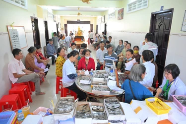 Khu vực khám mắt và tặng kính cho bà con nghèo