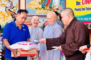 Đoàn trao quà đến những gia đình khó khăn người Khmer xã Cầu Kè, tỉnh Vĩnh Long