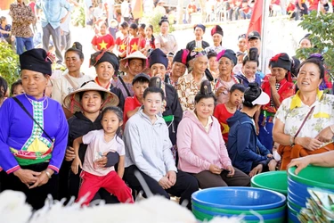 Bà con người đồng bào xã Mường Phăng đến nhận quà