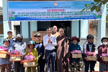 Chùa Minh Giác bàn giao nhà tình thương đến gia đình bà Trần Thị Hương