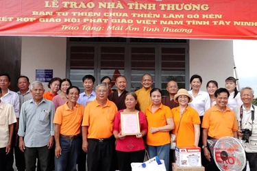 Ban Trị sự GHPGVN tỉnh cùng Ủy ban MTTQVN xã Mỹ Hạnh bàn giao nhà nhà tình thương