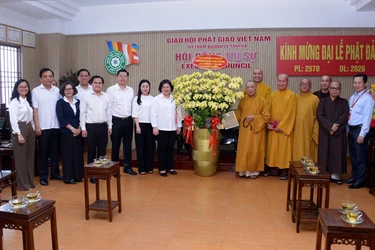 Phái đoàn lãnh đạo Thành ủy TP.HCM cùng các sở, ban, ngành chúc mừng Phật đản đến chư tôn đức Hội đồng Trị sự