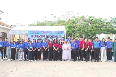 Các Sư cô chùa Tân Phước cùng các thanh niên tình nguyện hỗ trợ cho học sinh