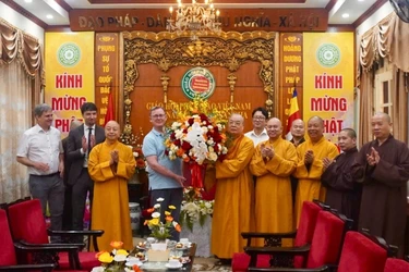 Phó Chủ tịch Quốc hội Cộng hòa Liên bang Đức Bodo Ramelow tặng hoa đến Trưởng lão Hòa thượng Thích Thanh Nhiễu nhân chuyến thăm