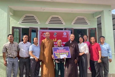Đại diện chùa Minh Giác và địa phương bàn giao nhà tình thương đến bà Phó Thị Tây