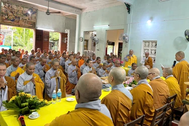 Ni sư Thích nữ Như Minh, đại diện đoàn đọc chúc thư của Ni trưởng Thích nữ Nhật Khương đến chư hành giả chùa Bình Quang, tỉnh Đắk Lắk