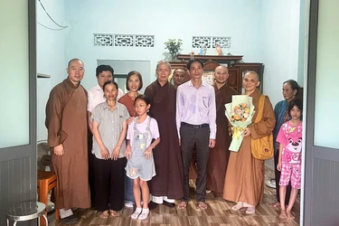 Đoàn bàn giao nhà đến gia đình bà Nguyễn Thị Thảo, xã Hàm Tân