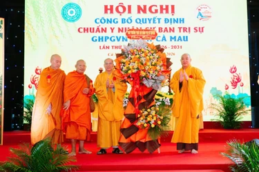 Đại diện Ban Thường trực Hội đồng Trị sự tặng hoa chúc mừng hội nghị