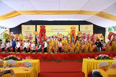Chư tôn đức và quý khách thực hiện nghi thức khởi công xây dựng chùa Tân Bảo - Trụ sở Ban Trị sự tỉnh