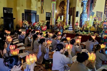 Câu lạc bộ Thanh thiếu niên Phật tử chùa Quán Sứ dâng hoa đăng