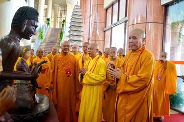 Chư tôn đức tại triển lãm Tranh ảnh và Di sản Phật giáo chào mừng Đại hội.