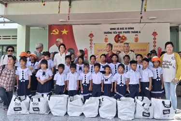 Đoàn trao quà cho học sinh Trường Tiểu học Phước Thành A
