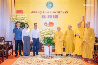 Phòng An ninh nội địa - Công an TP.HCM chụp ảnh lưu niệm với chư vị giáo phẩm lãnh đạo GHPGVN - Ảnh: Đăng Huy