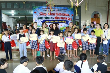 Ban Từ thiện thiền viện Vạn Hạnh trao quà cho học sinh