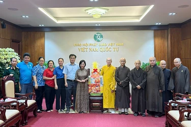 Đoàn Ủy ban MTTQVN phường Hòa Hưng cùng chư tôn đức Ban Trị sự, tại Việt Nam Quốc Tự