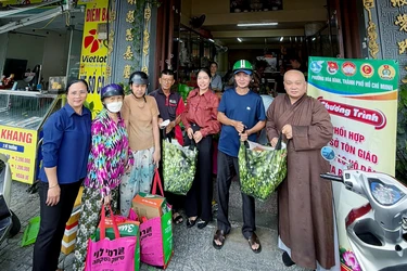 Chùa Bảo Tâm, phường Hòa Bình trao 150 phần quà Vu lan đến bà con địa phương