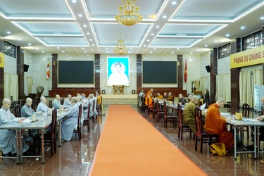 Ban Giám khảo thuộc Đại giới đàn Thanh Kiểm chấm bài thi viết của giới tử