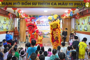 Chùa Phước Anh, phường Bình Đông tổ chức Tết Trung thu cho trẻ em trên địa bàn