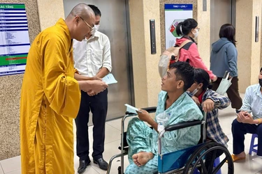 Chùa Tường Nguyên trao hỗ trợ viện phí cho bệnh nhân nghèo đang điều trị tại Bệnh viện Ung Bướu 