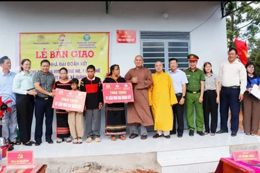 Đại diện địa phương và chùa Hoa Nghiêm, Khải Đoan bàn giao nhà đến hộ nghèo