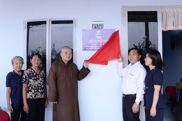 Ban Trị sự GHPGVN TP.HCM cùng Sở Dân tộc và Tôn giáo TP.HCM bàn giao nhà đến hộ gia đình bà Tia Kim Liên tại xã Vĩnh Lộc 