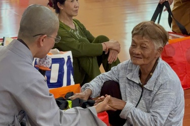 Tu viện Như Giác tặng quà Tết đến người dân