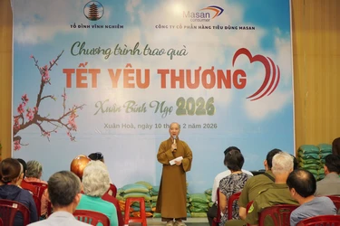 Thượng tọa Thích Nguyên Các phát biểu thăm hỏi và tặng quà Tết đến người dân