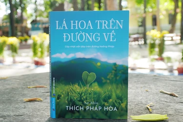 Sách "Lá hoa trên đường về" của thầy Thích Pháp Hòa - Ảnh: Nhã An/BGN