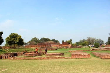 Thủy hữu nhị bình cho thấy Tăng đoàn ở Nalanda, vào thế kỷ VII, sử dụng hai loại bình đựng nước: để uống (nước sạch) và để rửa (nước không sạch). Đây là một tập tục rất khoa học/tích cực cho vệ sinh cá nhân nói riêng và cho cả môi trường chung quanh, hay sức khỏe cộng đồng - Ảnh: Như Danh/BGN