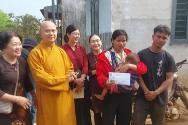 Thượng tọa Thích Quảng Phước, trụ trì chùa Mỹ Thạch, cùng Phật tử trao quà đến anh chị RaLan Hiu và RaLan Nhin tại xã Chư Sê, tỉnh Gia Lai