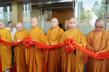 Chư tôn đức cắt băng khai mạc triển lãm tại Trung tâm Hội nghị tỉnh Gia Lai 